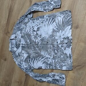 Tommy Bahama long sleeve black and white Floral shirt 100 % Linen Size Large
